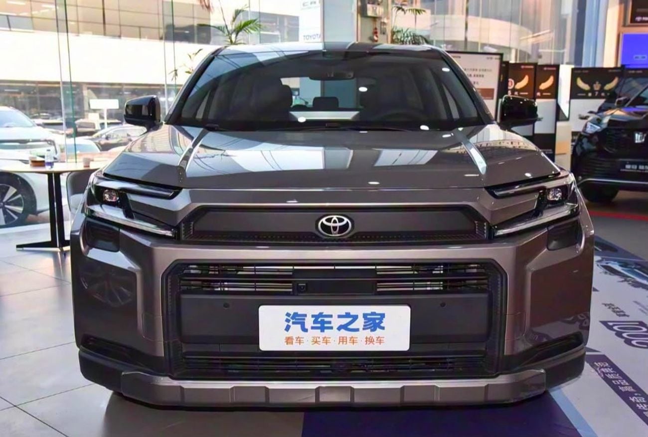 تويوتا راف ٤ LUXURY HEV FLAGSHIP TOP OPTION WITH HEAD UP DISPLAY & AUTO PARK