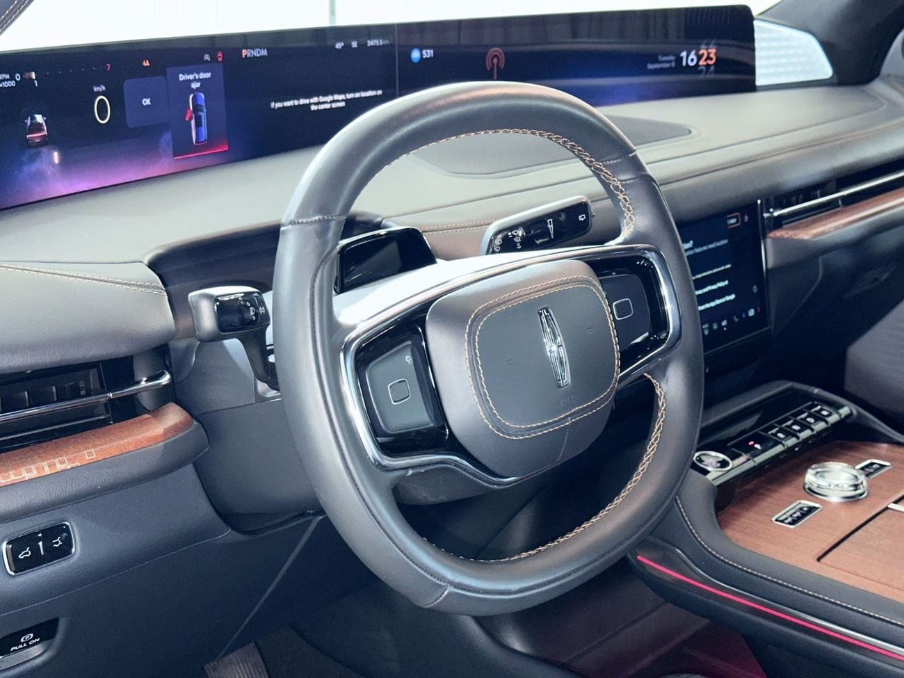 لينكولن نافيجاتور PRESIDENTIAL NV-N1925/AL TAYER MOTORS/AL QOUZ SHOWROOM