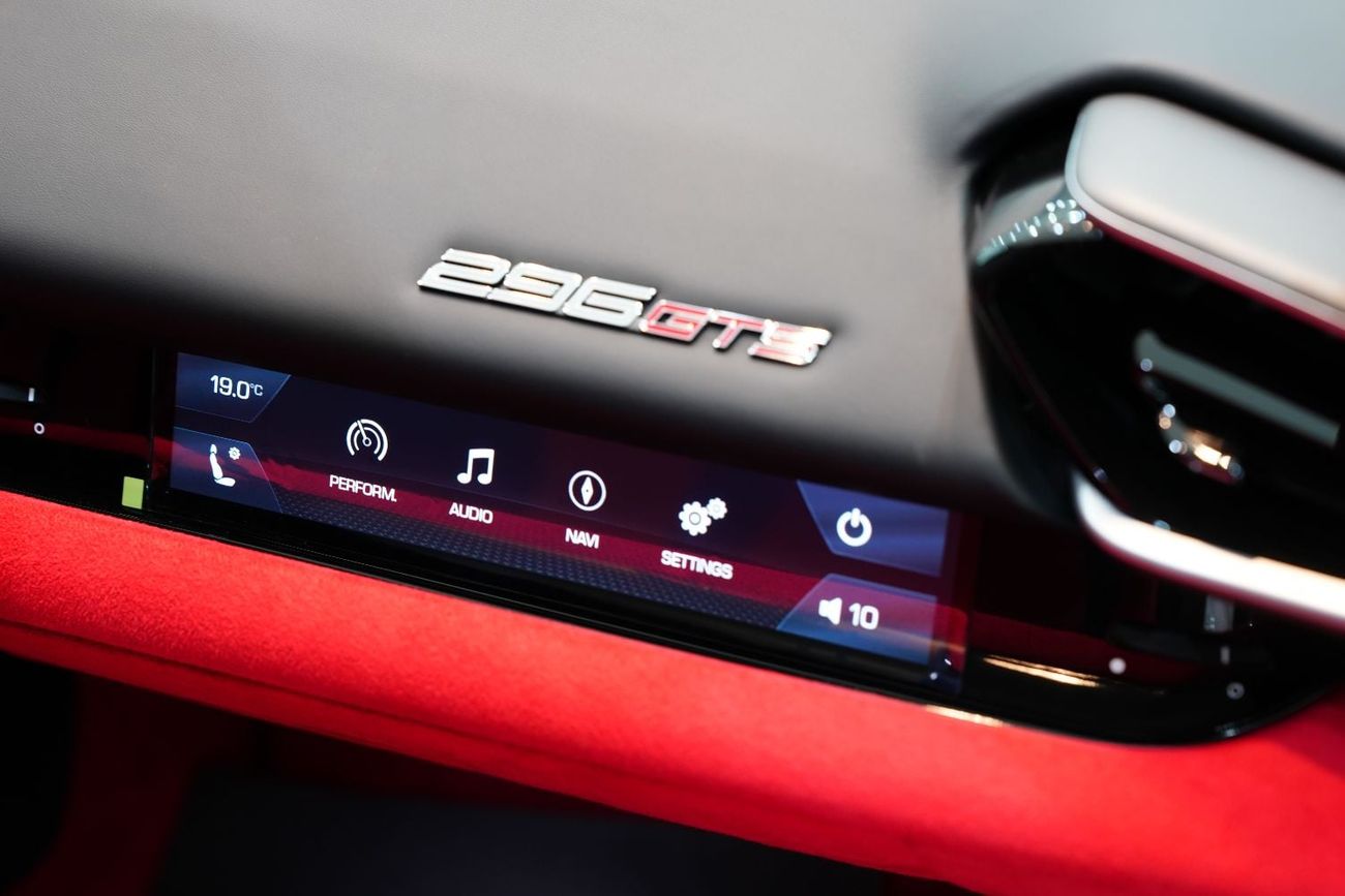 فيراري 296 GTB GTS حزمة أنظمة مساعدة السائق المتقدمة الكاملة، نظام أبل كاربلاي، نظام صوت JBL، تصميم داخلي من ألياف الكر