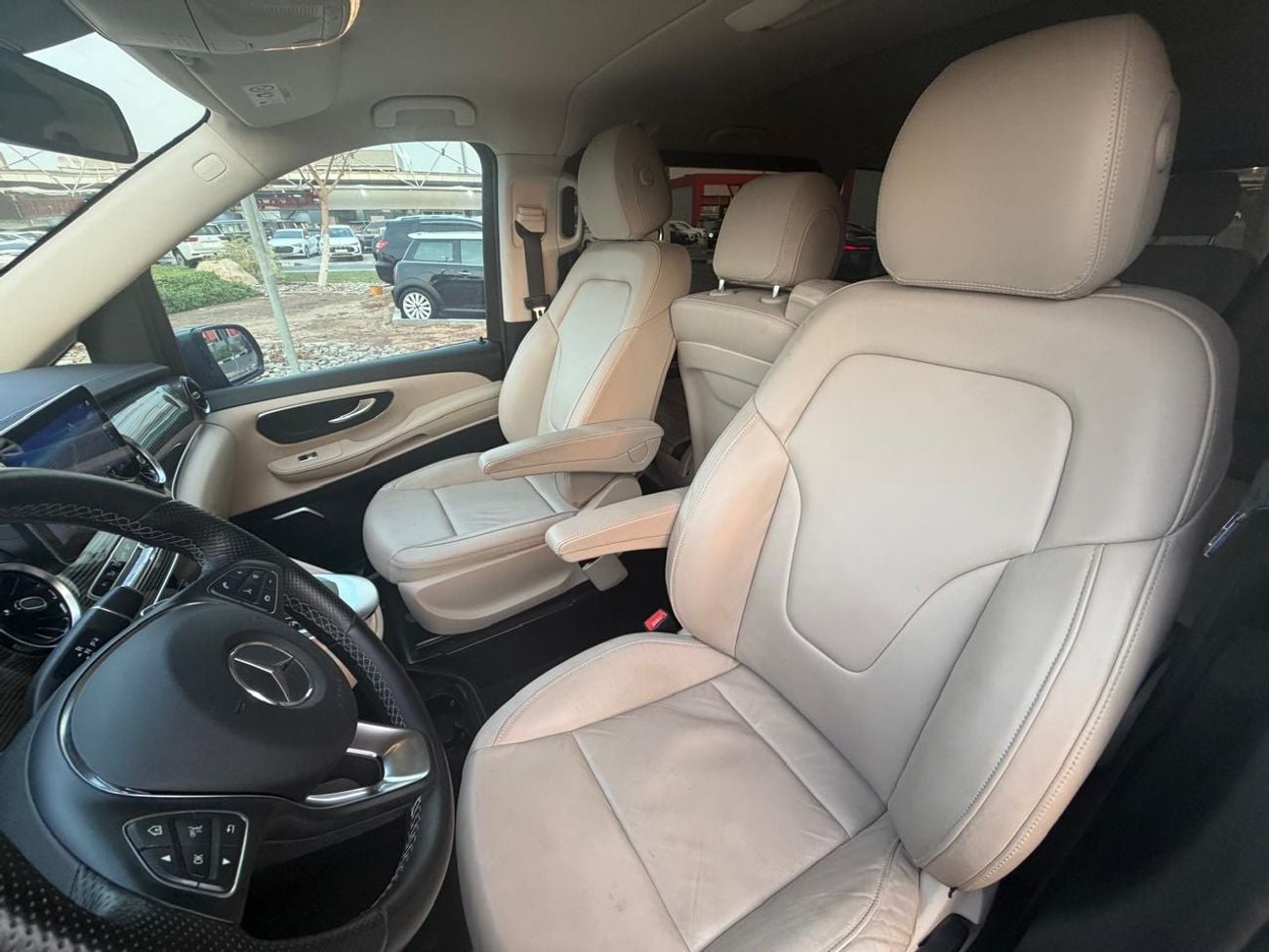 مرسيدس بنز V 250 AVANTGARDE/E MERCEDES BENZ V250 2023 GCC WITH SERVICE CONTRACT IN LOW MILEAGE FULL SERVICE HISTORY TWO KEYS