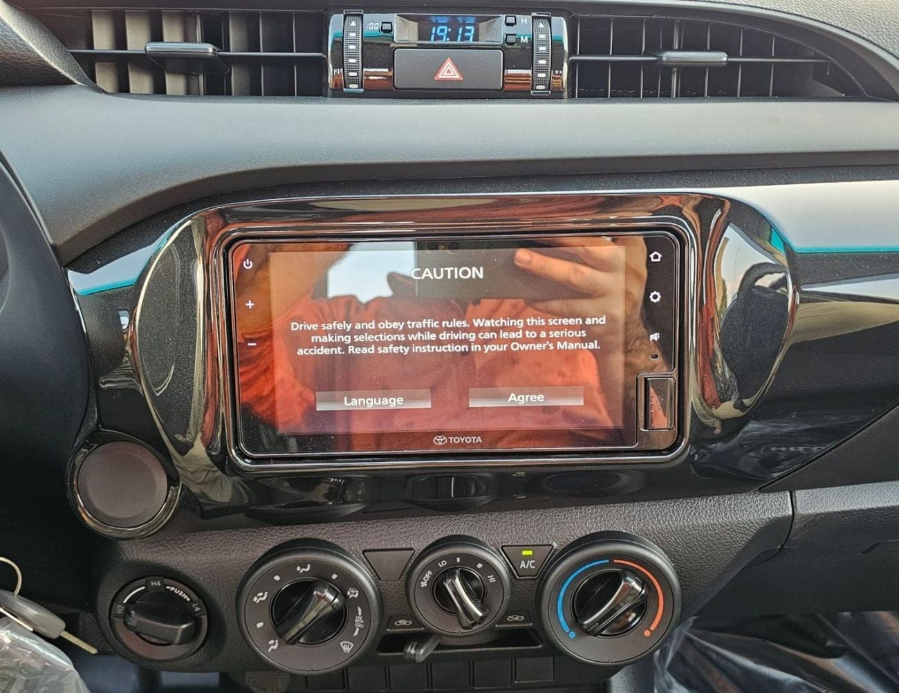 Toyota Hilux SINGLE CABIN TOYOTA HILUX SINGLE CABIN LONG BODY || 2.4L DIESEL V4 M/T 4WD | 5+2 HOOKS | PWOER WINDOW | DIFF-LOCK