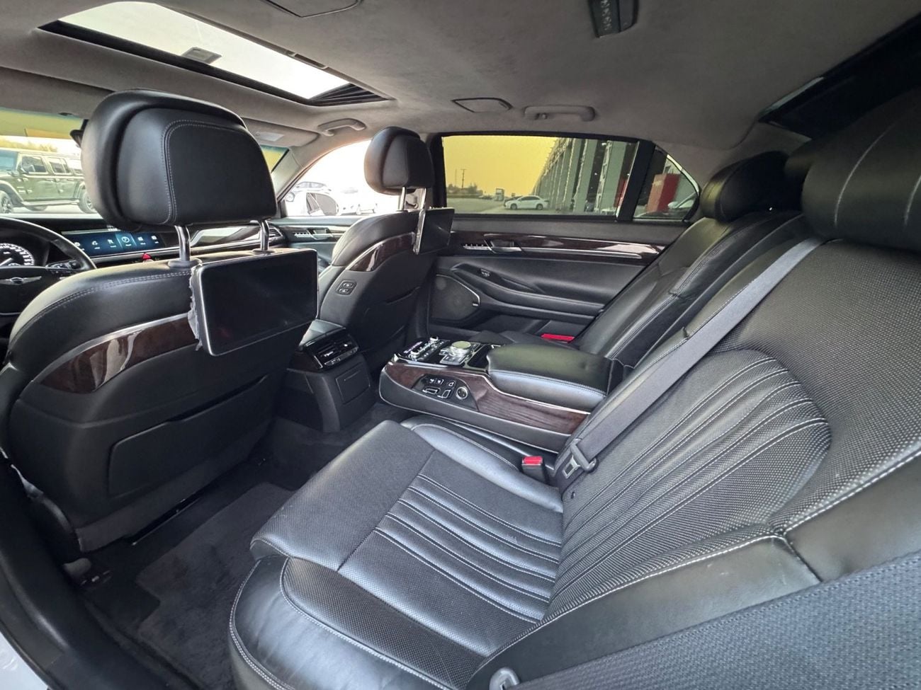 Genesis G90 ROYAL G90 ROYAL /LOW MILEAGE / 360 CAMERA/ REAR SCREENS/ FULL OPTIONS /