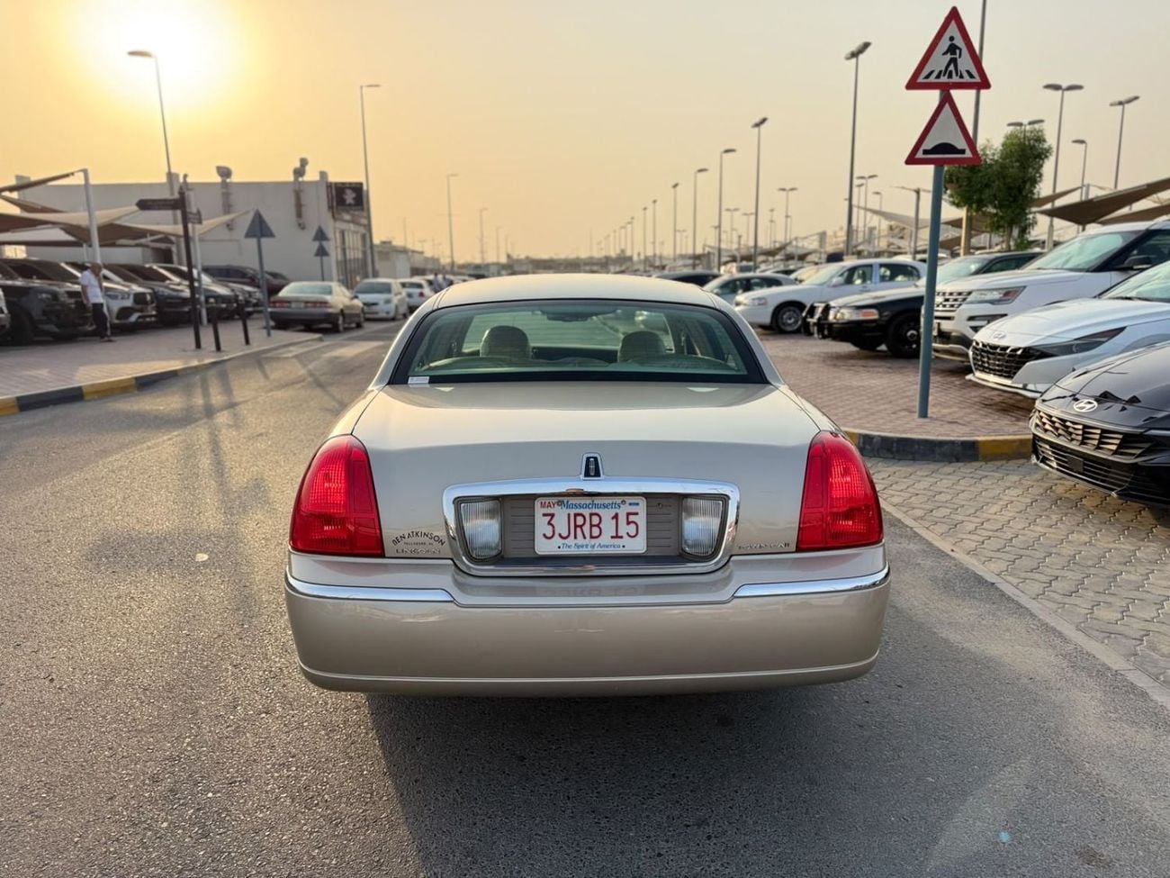 Lincoln Town Car SIGNATURE Accept a special price for a top-of-the-line model in excellent condition.