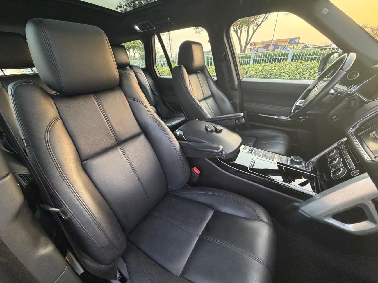 Land Rover Range Rover HSE Land Rover Range Rover HSE 2016 GCC Specs Full Service History 2 Keys First Owner One Year Warranty