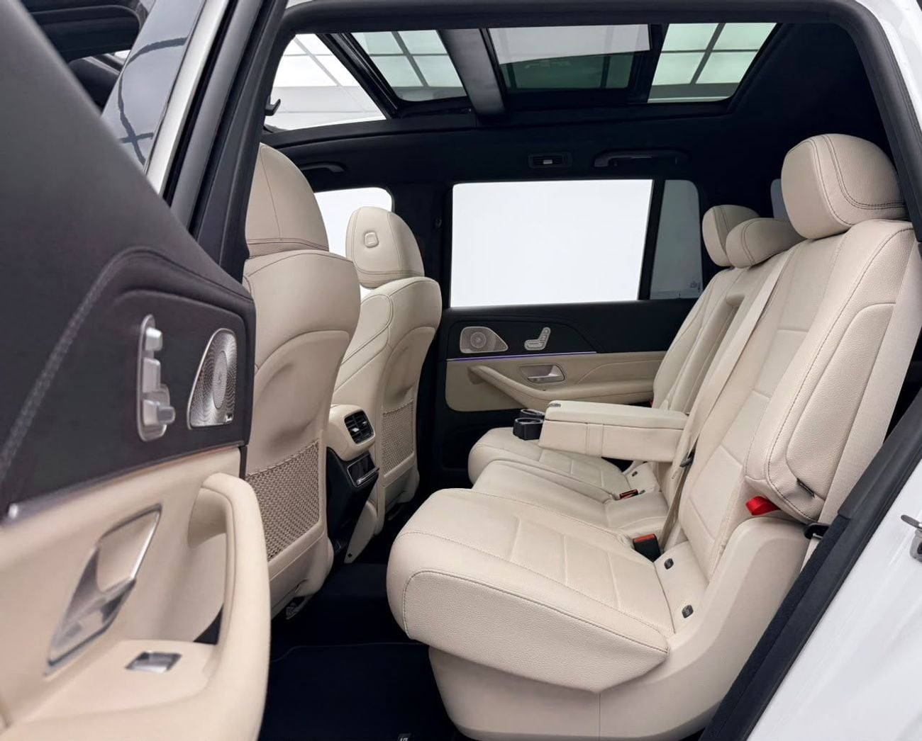 مرسيدس بنز GLS 450 4MATIC مرسيدس بنز GLS450 4MATIC بريميوم بلس موديل 2025، مع ضمان مرسيدس بنز وحزمة خدمة موديل 2029، 7 مقاعد،