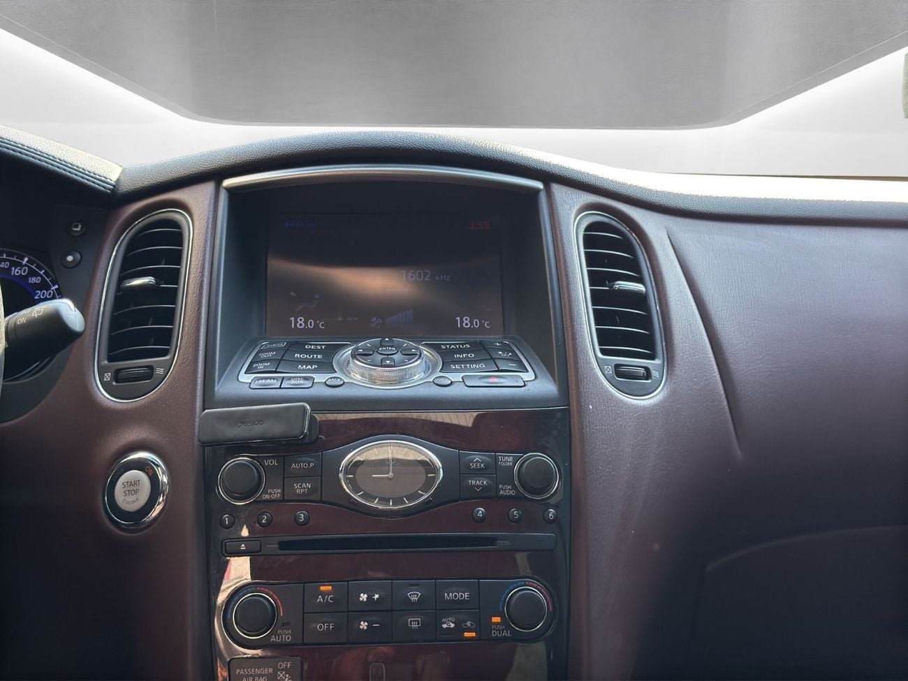 Infiniti QX50 PREMIUM 2018 Infiniti QX50 Premium | 3.7L V6 | GCC Specs | White / Brown