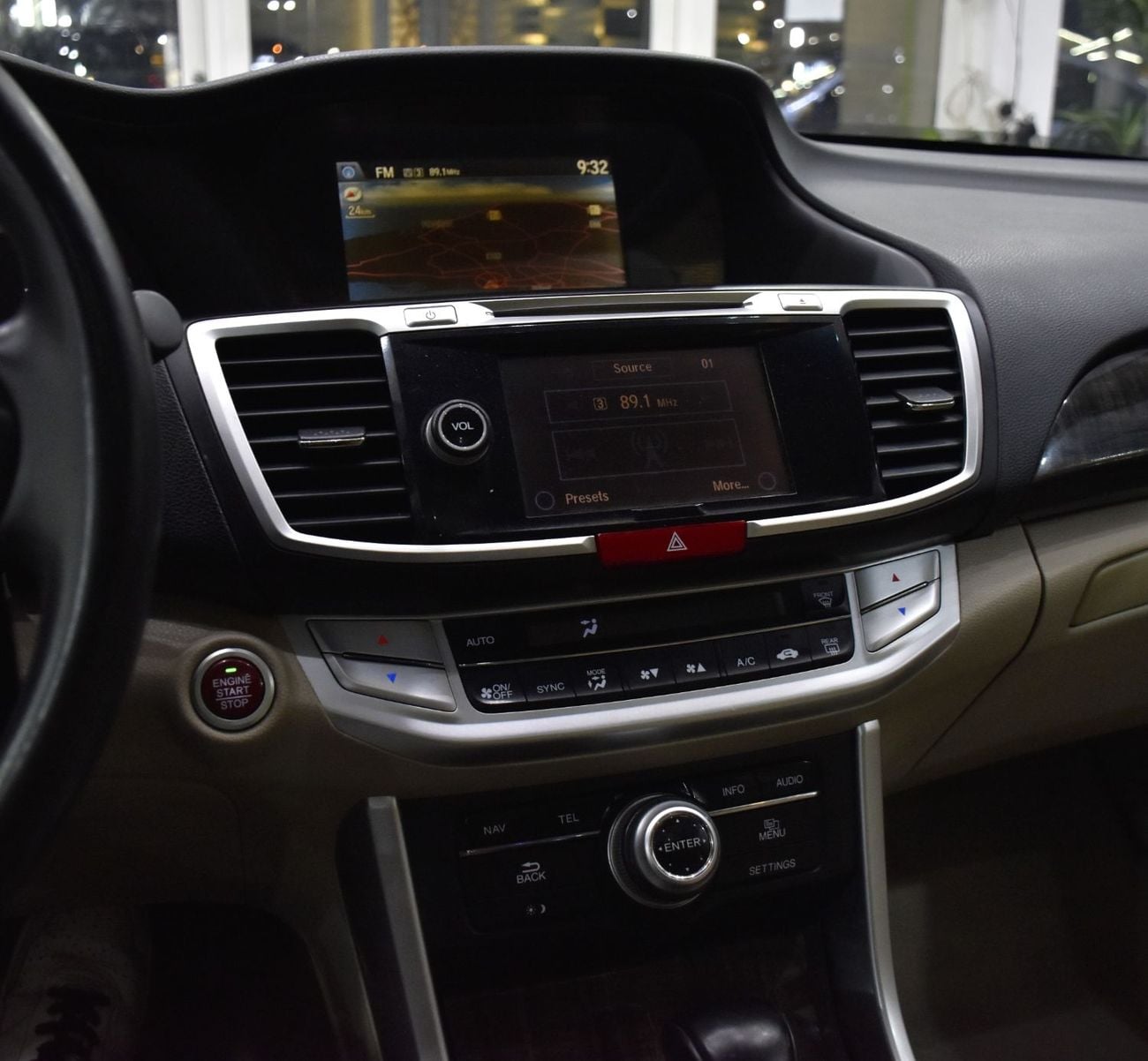 هوندا أكورد EX عرض ممتاز على سيارة هوندا أكورد i-Vtec (موديل 2016) باللون العنابي بمواصفات خليجية
