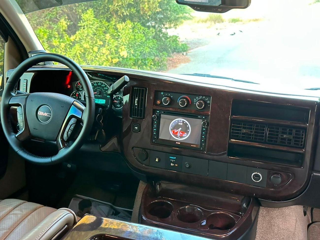 جي أم سي سافانا GMC SAVANA 2013 GCC // VIP ROOM // TV // ACCIDENT FREE // PERFECT CONDITION // 9 SEATS
