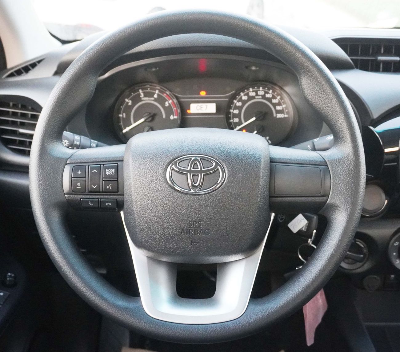 Toyota Hilux DLX 4x4 DC 2.4 DSL M/T MID