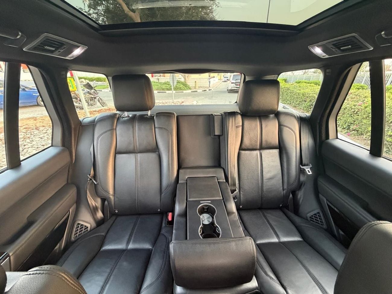 Land Rover Range Rover HSE Land Rover Range Rover HSE 2016 GCC Specs Full Service History 2 Keys First Owner One Year Warranty