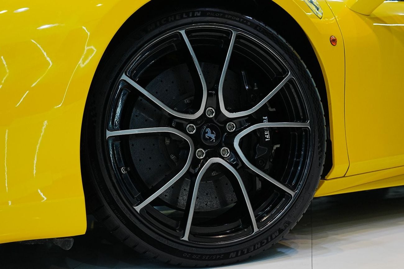 Ferrari 488 Spider STANDARD Carbon Fiber Pack, Passenger Display, JBL Audio, GCC Specs!!