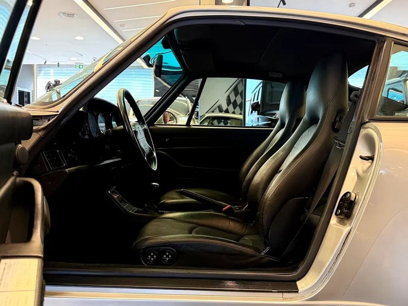 Porsche 911 Carrera 4S (993) - Japanese Specs