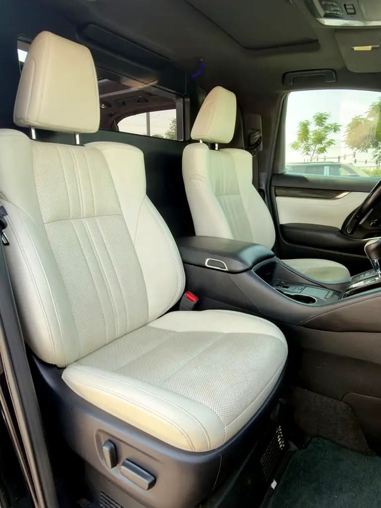 Lexus LM 300H LM 300h Hybrid | UAE - Excellent Condition | Regional Specs: