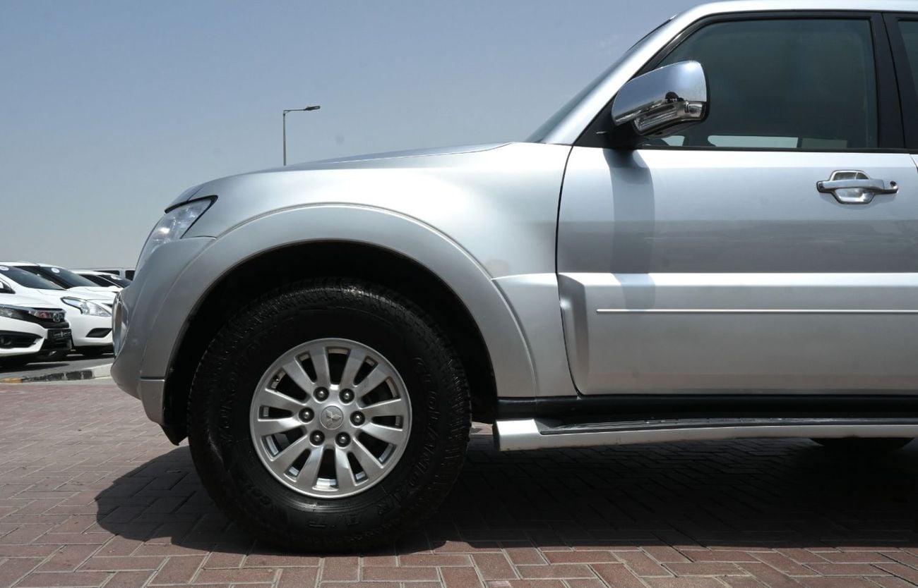 ميتسوبيشي باجيرو GLS MIDDLINE 5 -DOOR -3.5 - نظام الدفع الرباعى - SUV بترول - أوتوماتك - 3.5-6 V