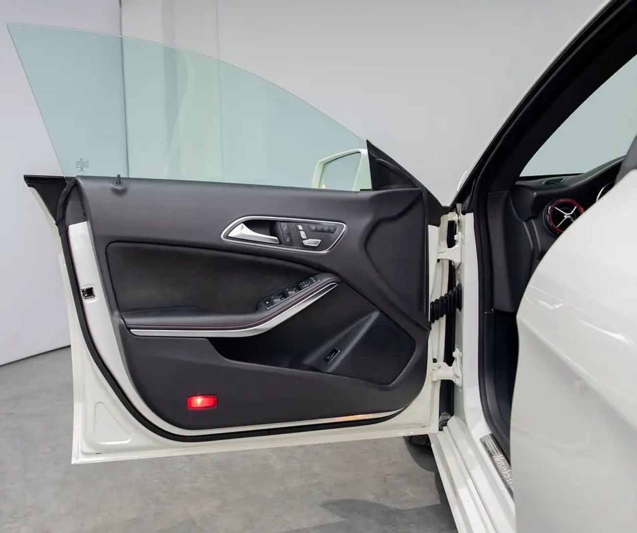 Mercedes Benz CLA250 0% DP Available • Full-Service History • GCC