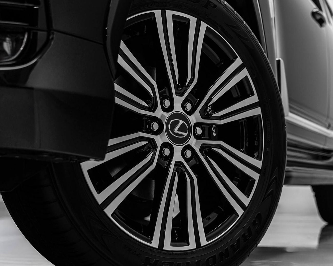 لكزس LX 700h سيجنتشر أسود/أحمر - أوتوبارك - مواصفات عمانية - توربو سبورت