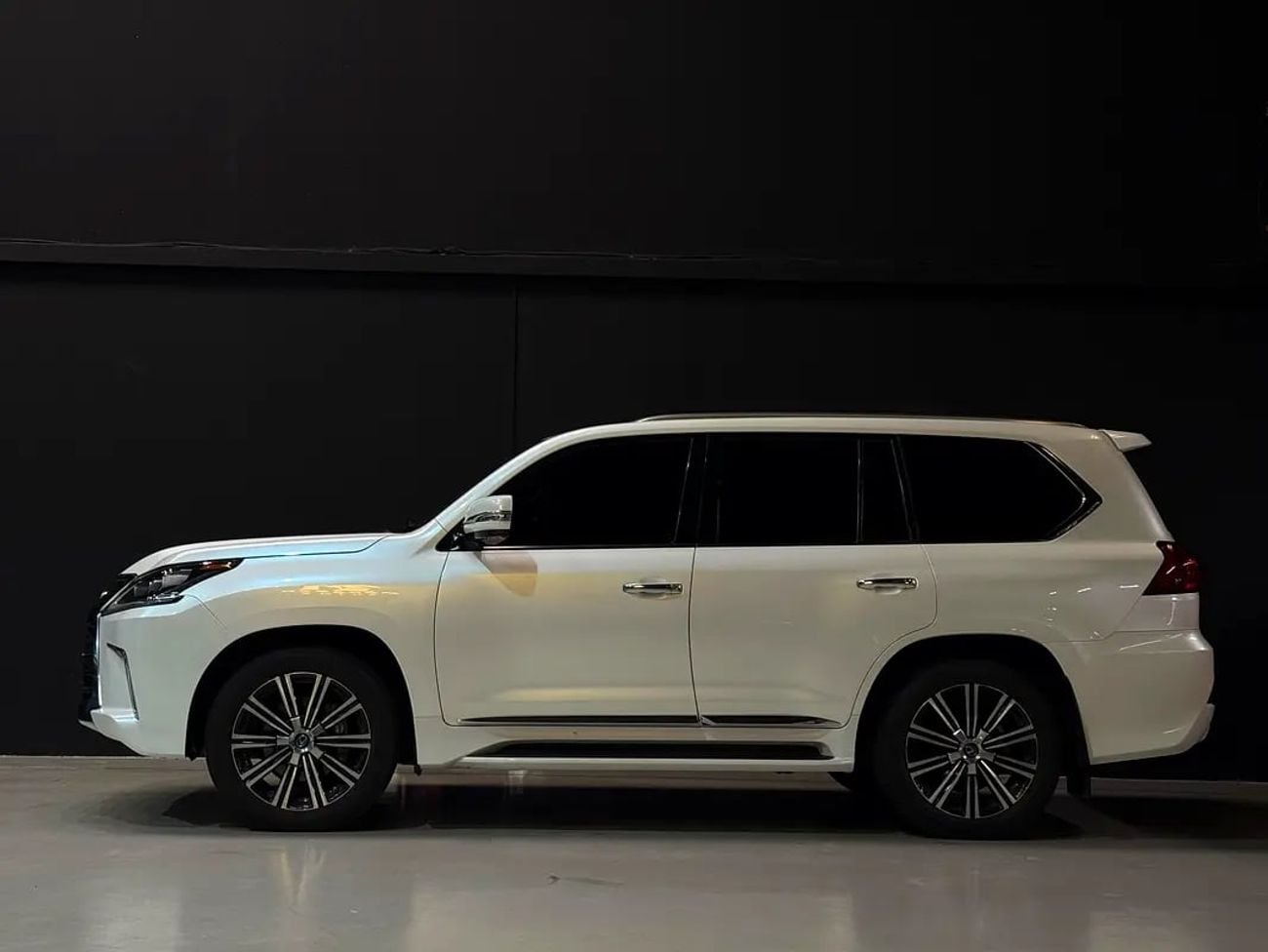 لكزس LX 570 PLATINUM Pristine LX 570 Platinum | GCC Specs |Full Service History