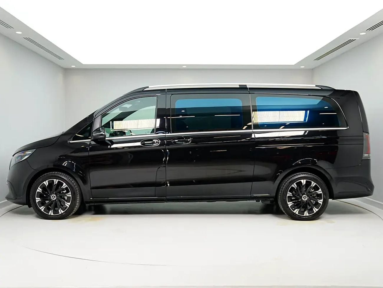 Mercedes Benz V300 AVANTGARDE Dealer WARRANTY | GCC specs | V300 AVANGARDE