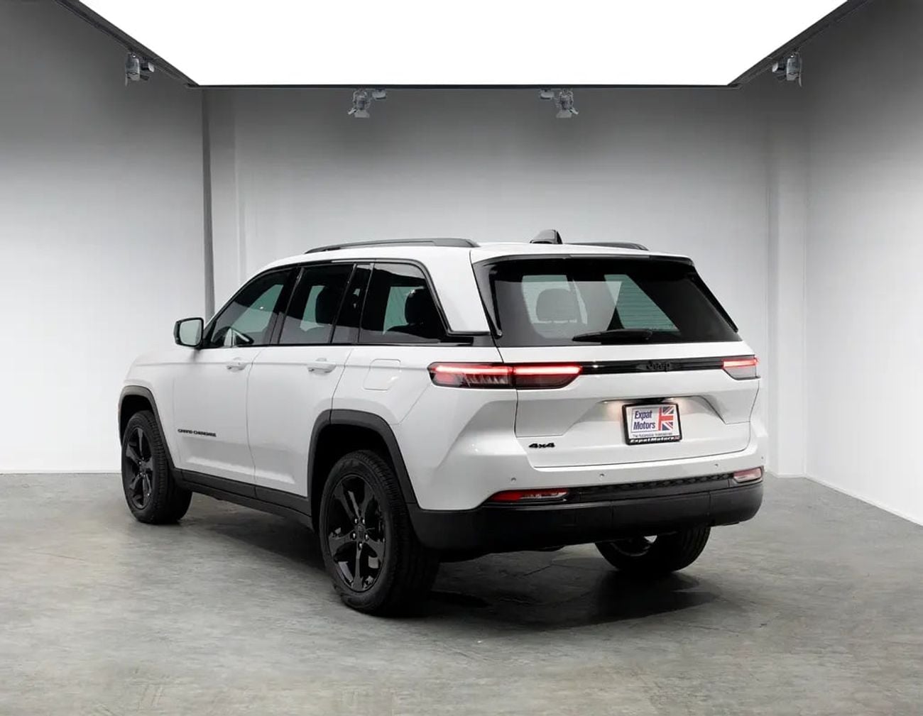 Jeep Grand Cherokee ALTITUDE Black Edition • 0% DP Available • FDSH • Warranty • GCC Specs
