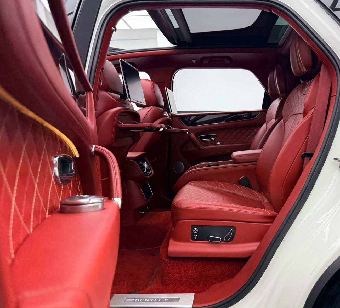 Bentley Bentayga FIRST EDITION 2017 Bentley Bentayga First Edition, Full Service History, Fully Loaded, Excellent Condition, GCC