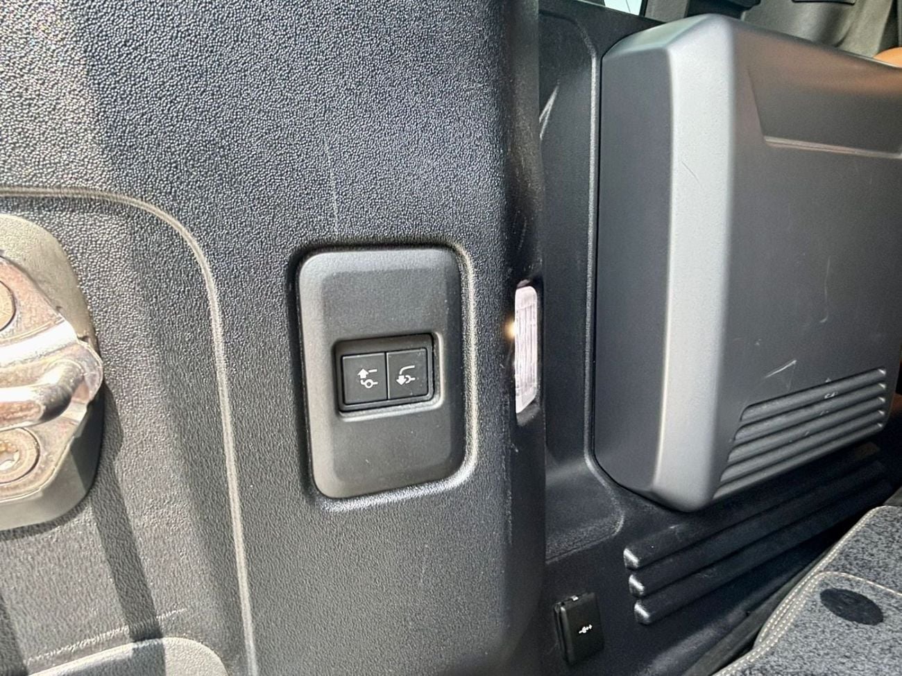 لاند روفر ديفندر 110 HSE P400