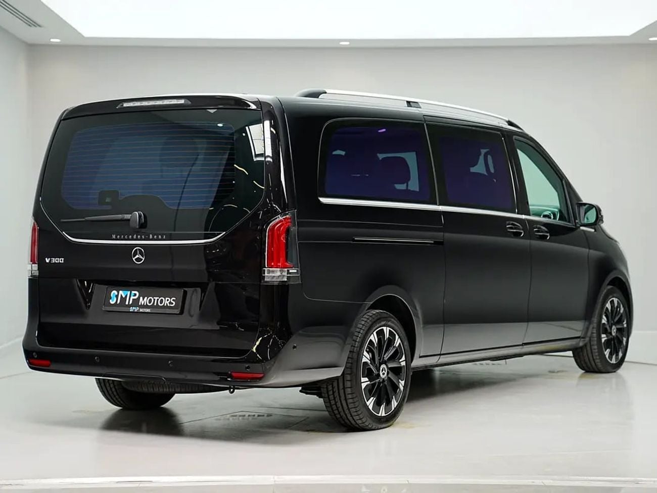 Mercedes Benz V300 AVANTGARDE Dealer WARRANTY | GCC specs | V300 AVANGARDE