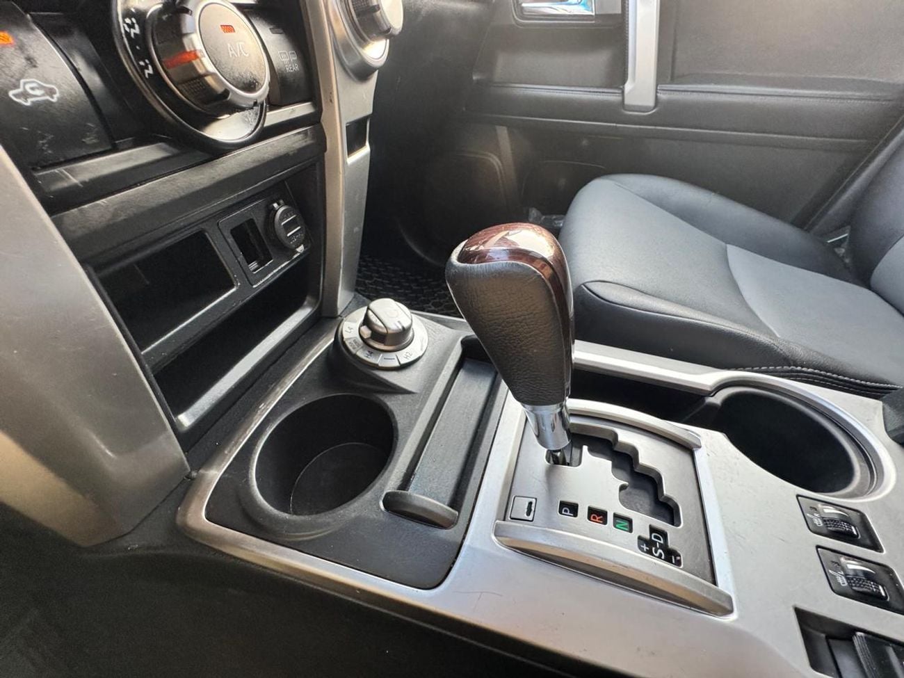 تويوتا فور رنر LIMITED V6 4.0L SUNROOF 4X4 7SEAT LEDAR PERFICT CONDATION CANADIAN SPECIFIC