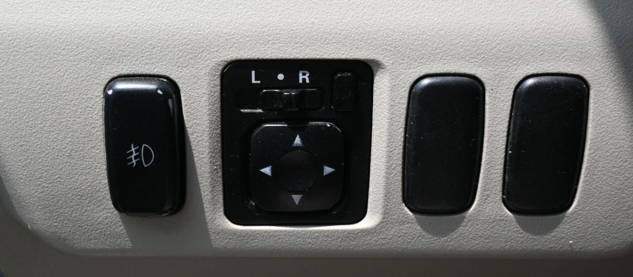 ميتسوبيشي باجيرو GLS MIDDLINE 5 -DOOR -3.5 - نظام الدفع الرباعى - SUV بترول - أوتوماتك - 3.5-6 V