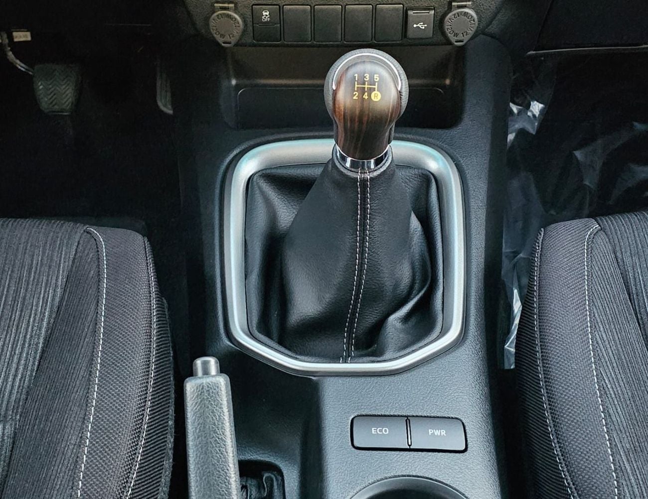 Toyota Hilux TOYOTA HILUX SR5 WIDE BODY || 2.7L PETROL V4 M/T 4WD | BLIND SPOT | WINDOW VISOR | REAR CAMERA | AUT