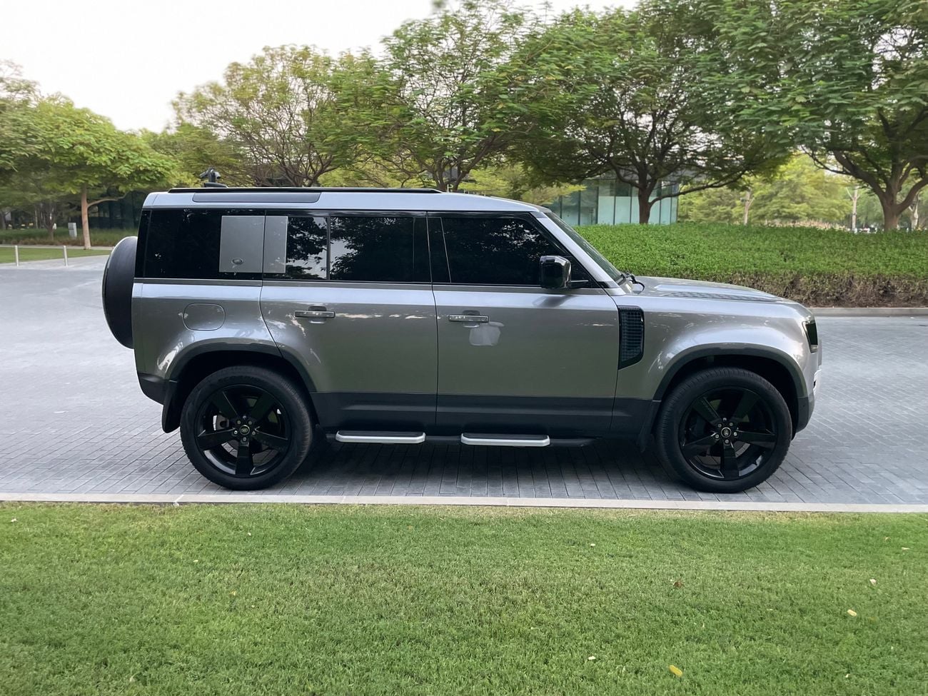 Land Rover Defender p400 x dynamic