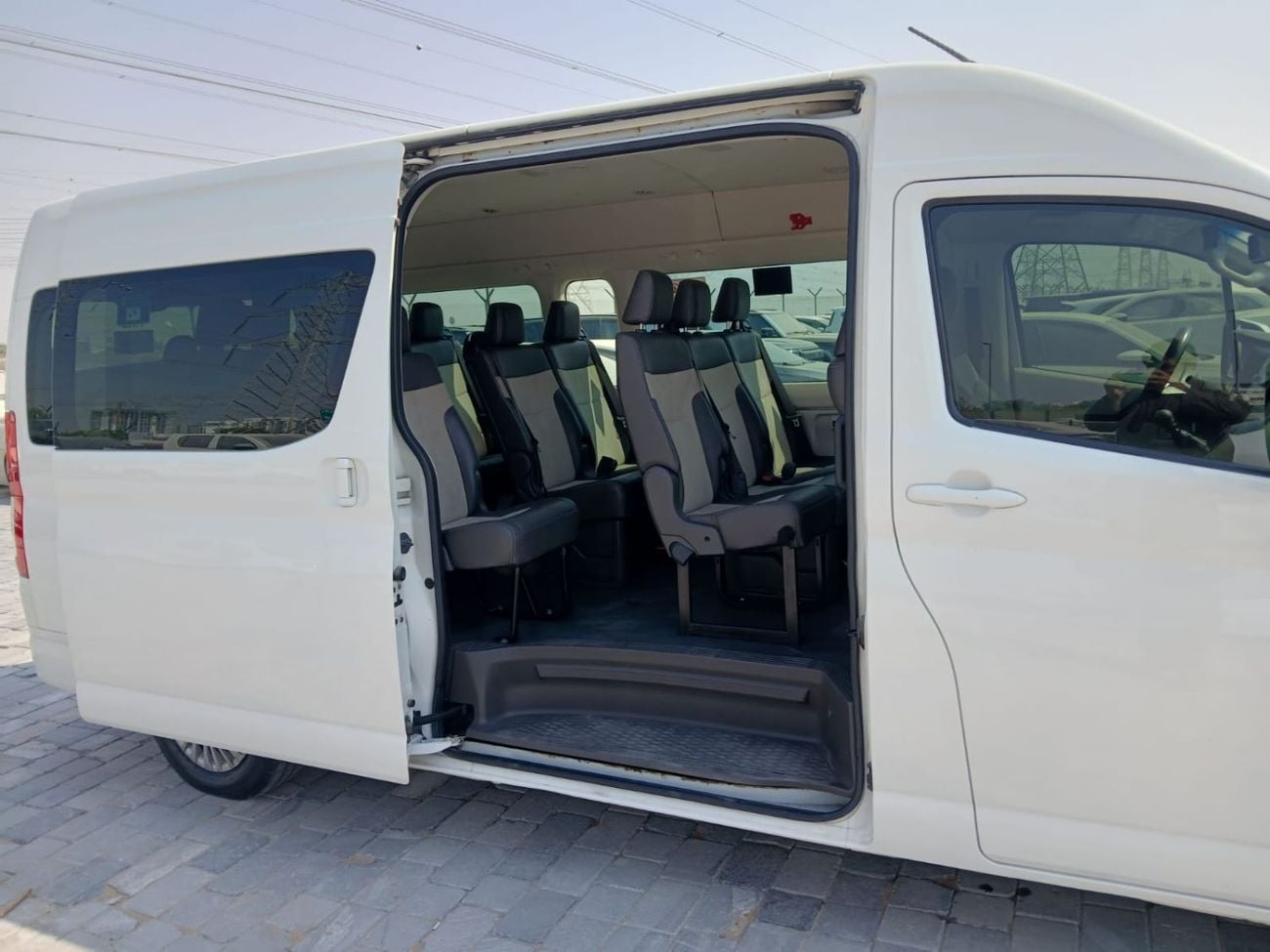 Toyota Hiace GL 2.8L Diesel Manual 9+ Seats 4 Doors