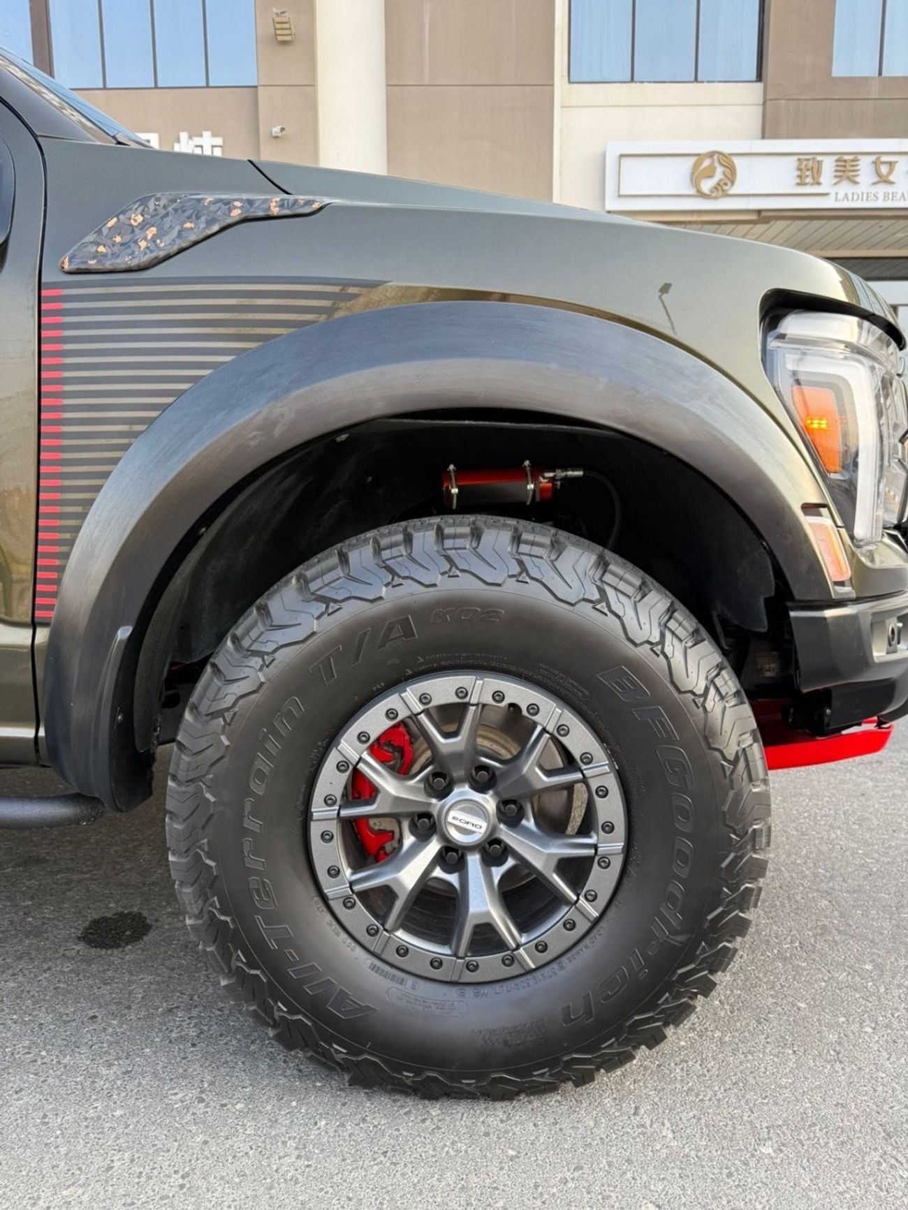 فورد F 150 رابتور كرو لوكس سيارة رابتور آر موديل 2023 معدلة بقوة 485 حصان مسجلة في الإمارات العربية المتحدة