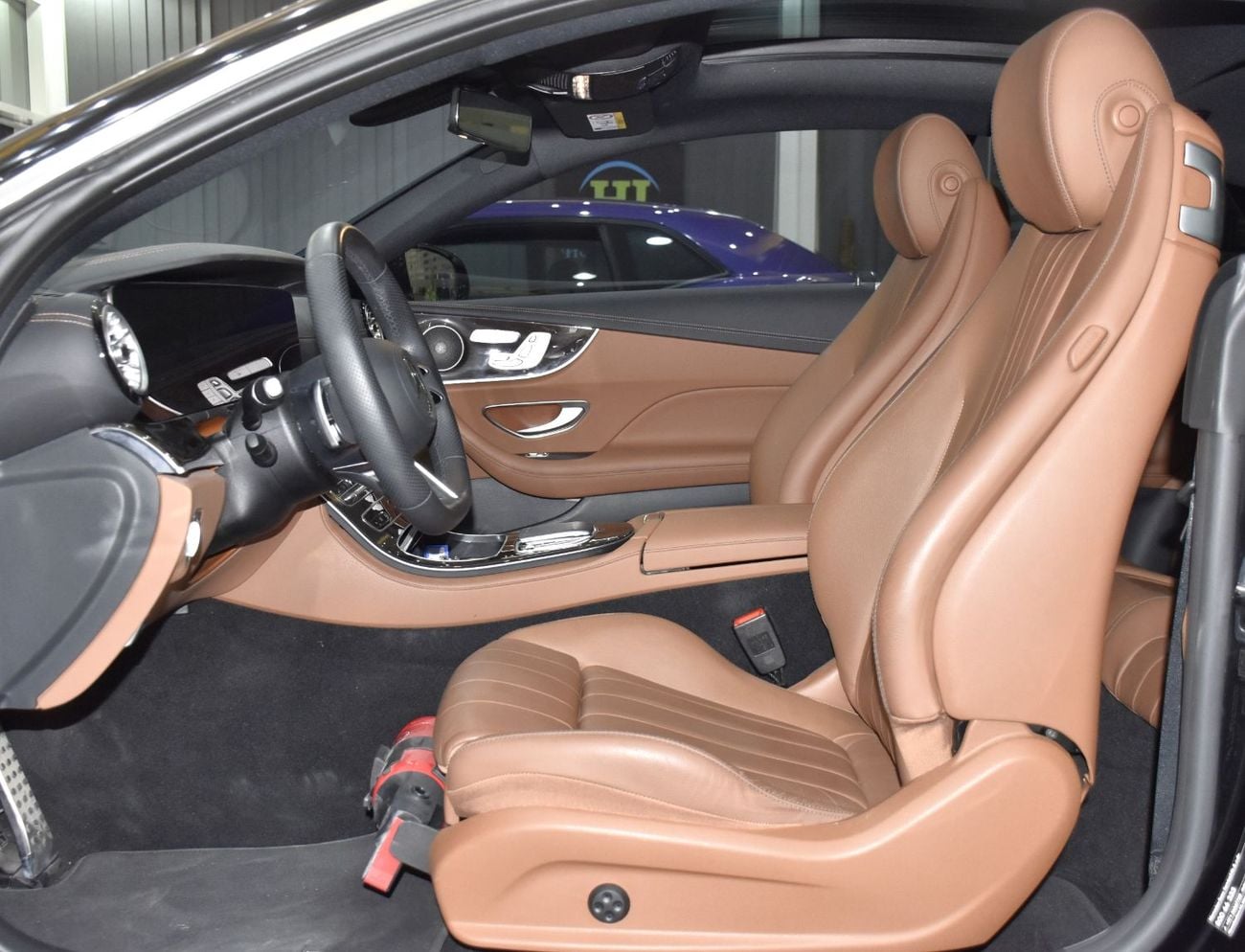مرسيدس بنز E200 AMG عرض ممتاز لسيارة مرسيدس بنز E200 (موديل 2023) باللون الأسود بمواصفات خليجية