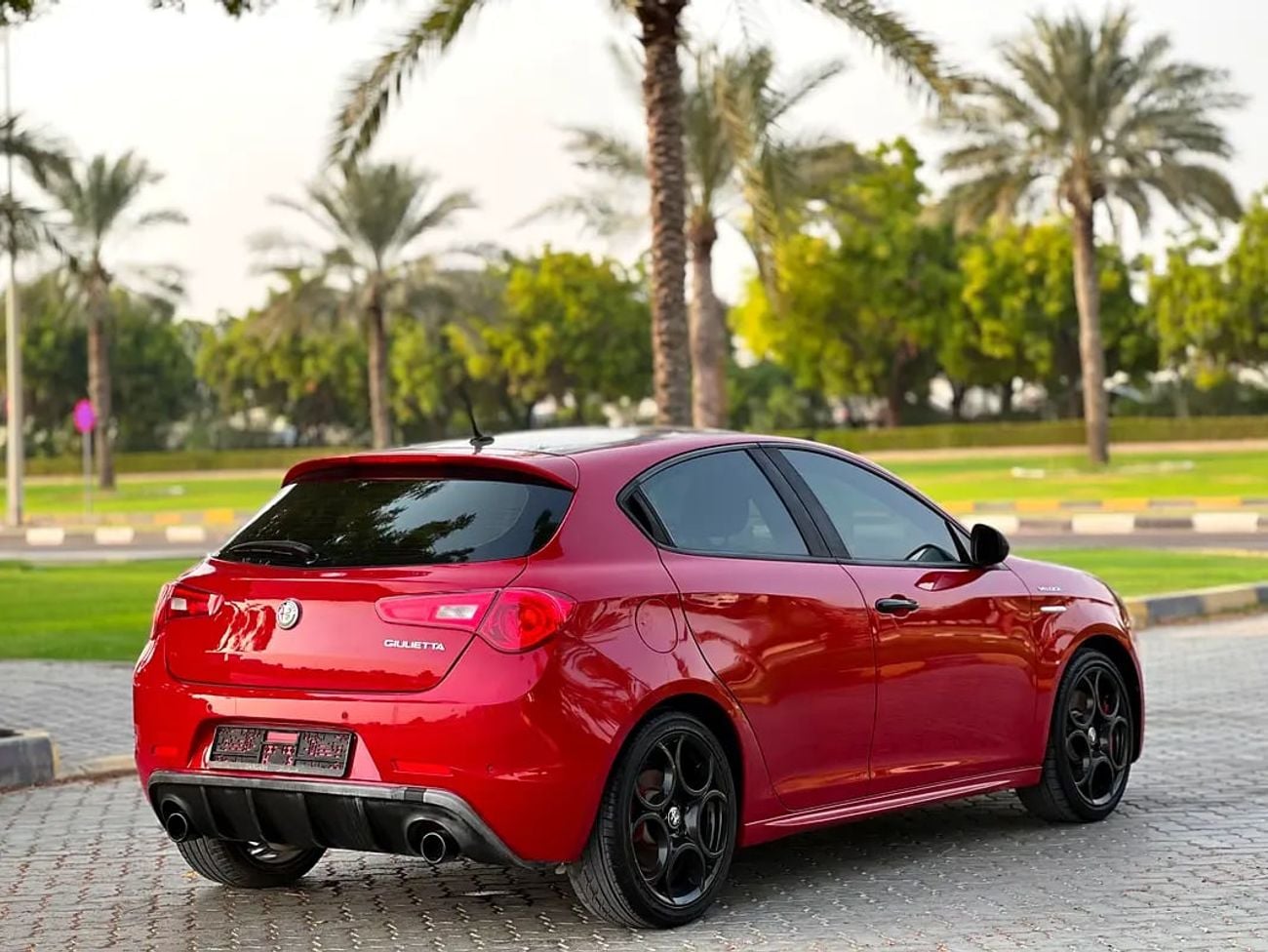 ألفا روميو جوليتا Stunning Mid Option | GCC Specs | Well Maintained