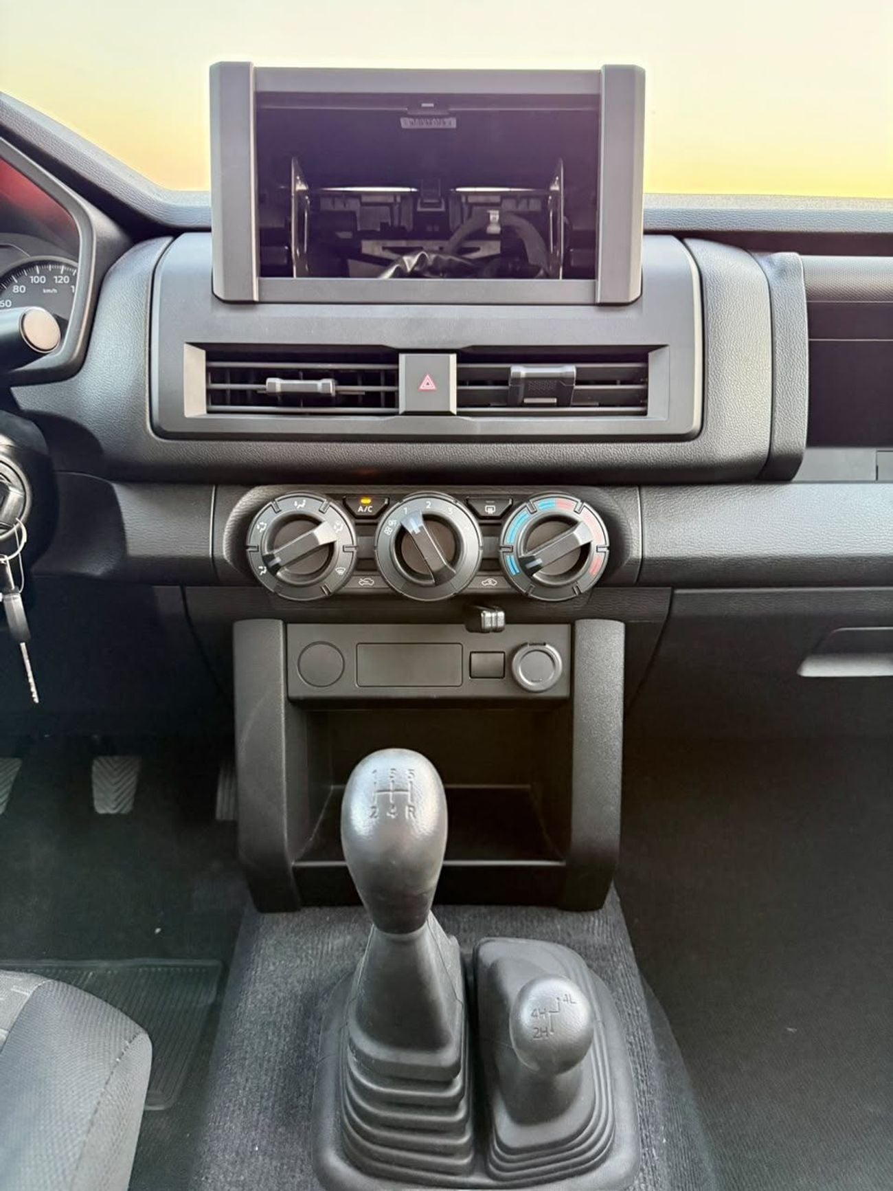 Mitsubishi L200 GLX MiTsUBiSHi - L-200 - M-Line - 2.4L - DC - MT - STaNDaRD - 2026 - WHiTE