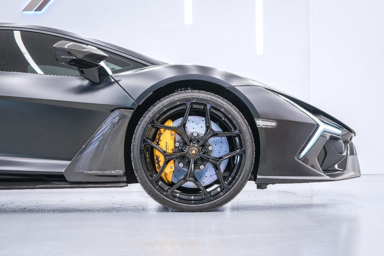 لامبورغيني ريفويلتو SPORTIVA هيكل داخلي وخارجي مصنوع بالكامل من الكربون | لون أسود مطفي أصلي