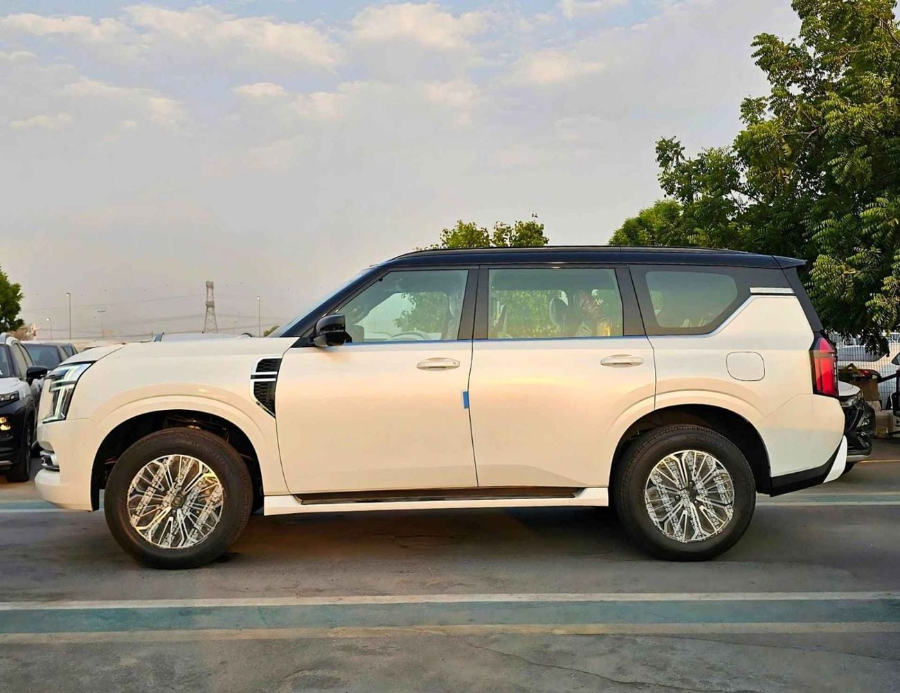 Nissan Patrol LE PLATINUM TURBO DUAL TONE || 3.5 V6 PETROL / FULL OPTION WITH RR ENTERTAINMENT SCREEN
