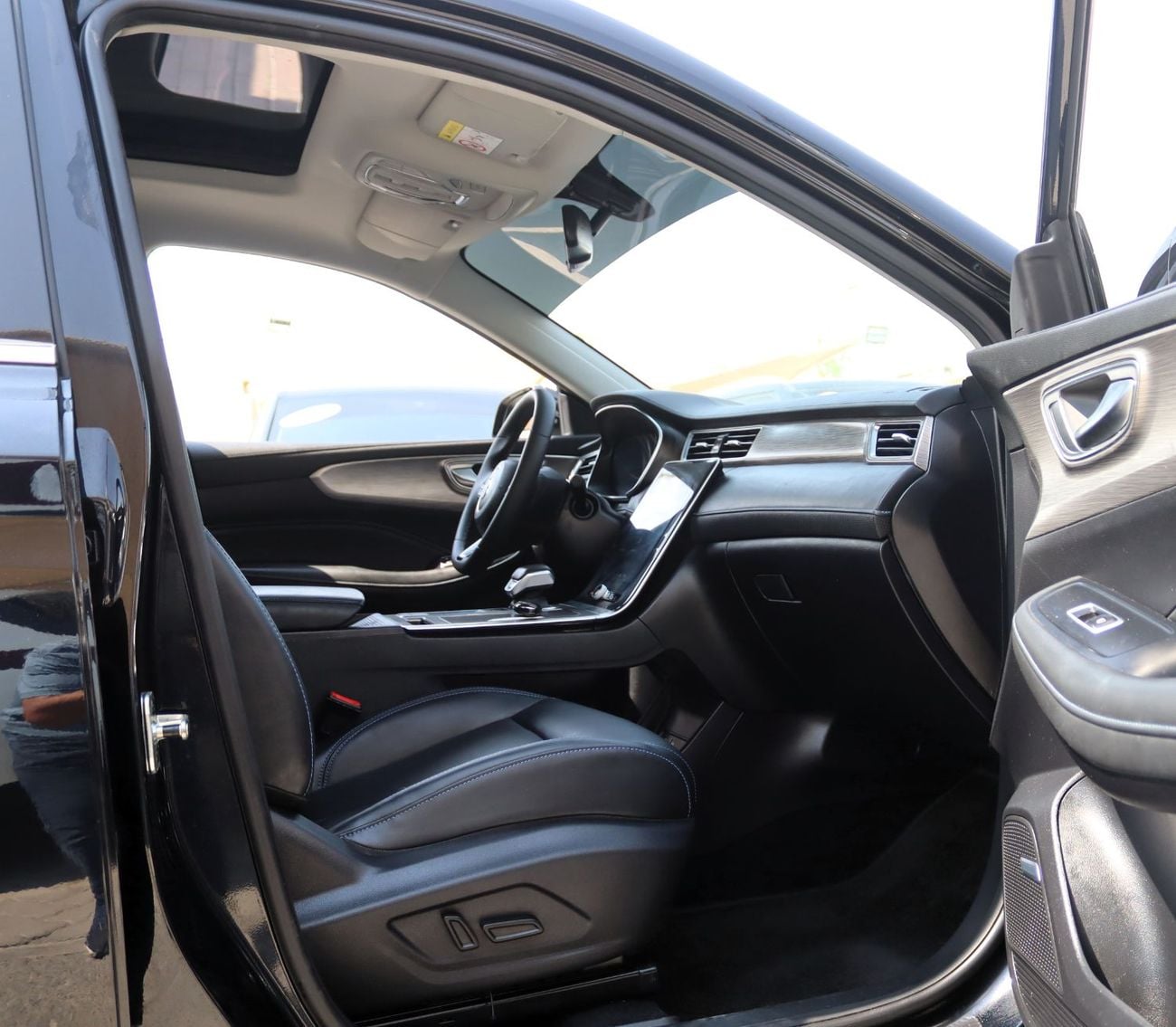 أم جي RX5 LUXURY خالية من الحوادث - خليجية - كاملة المواصفات - حالة ممتازة من الداخل والخارج