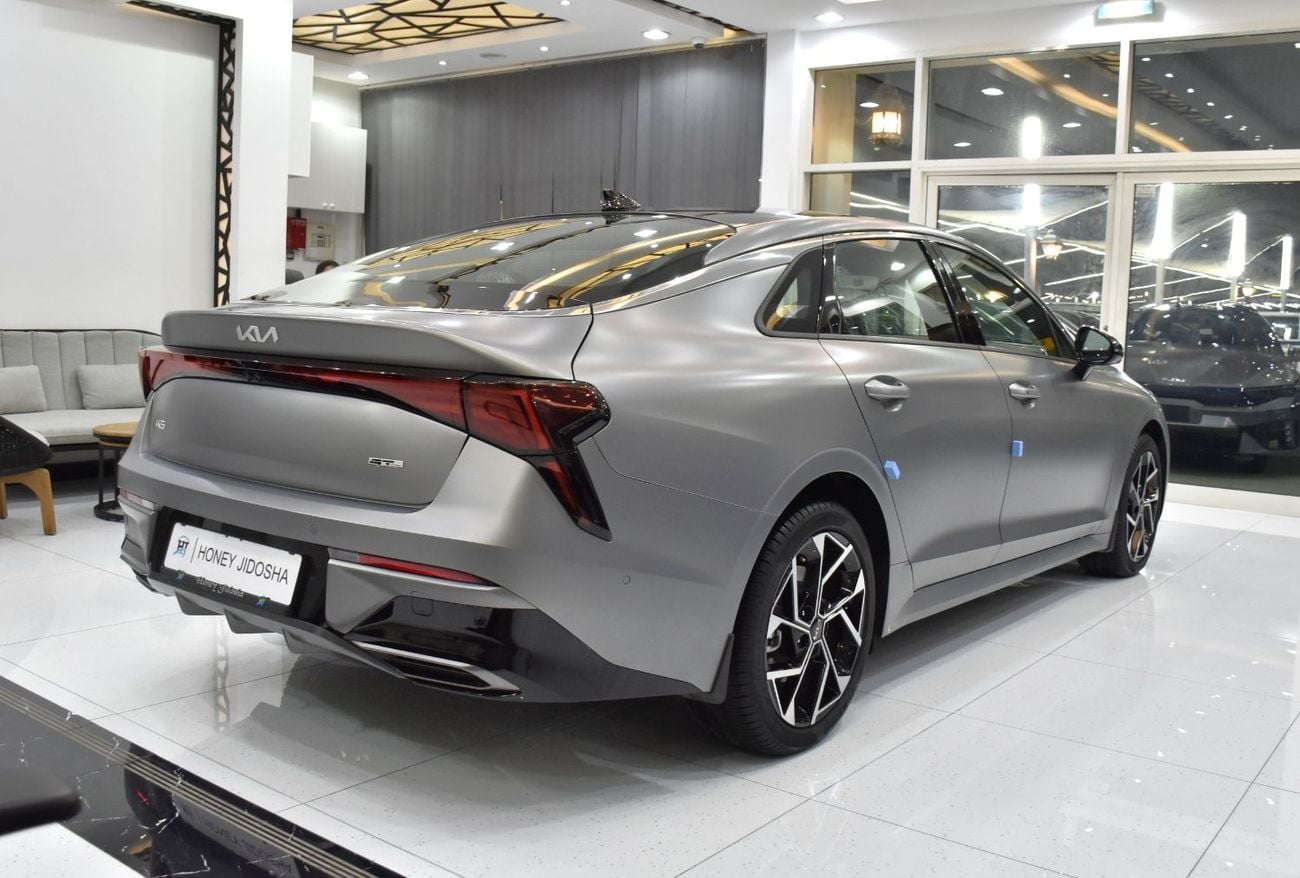 كيا K5 عرض ممتاز لسيارة كيا K5 GT-Line (موديل 2025) باللون الرمادي المطفي بمواصفات دول مجلس التعاون الخليجي