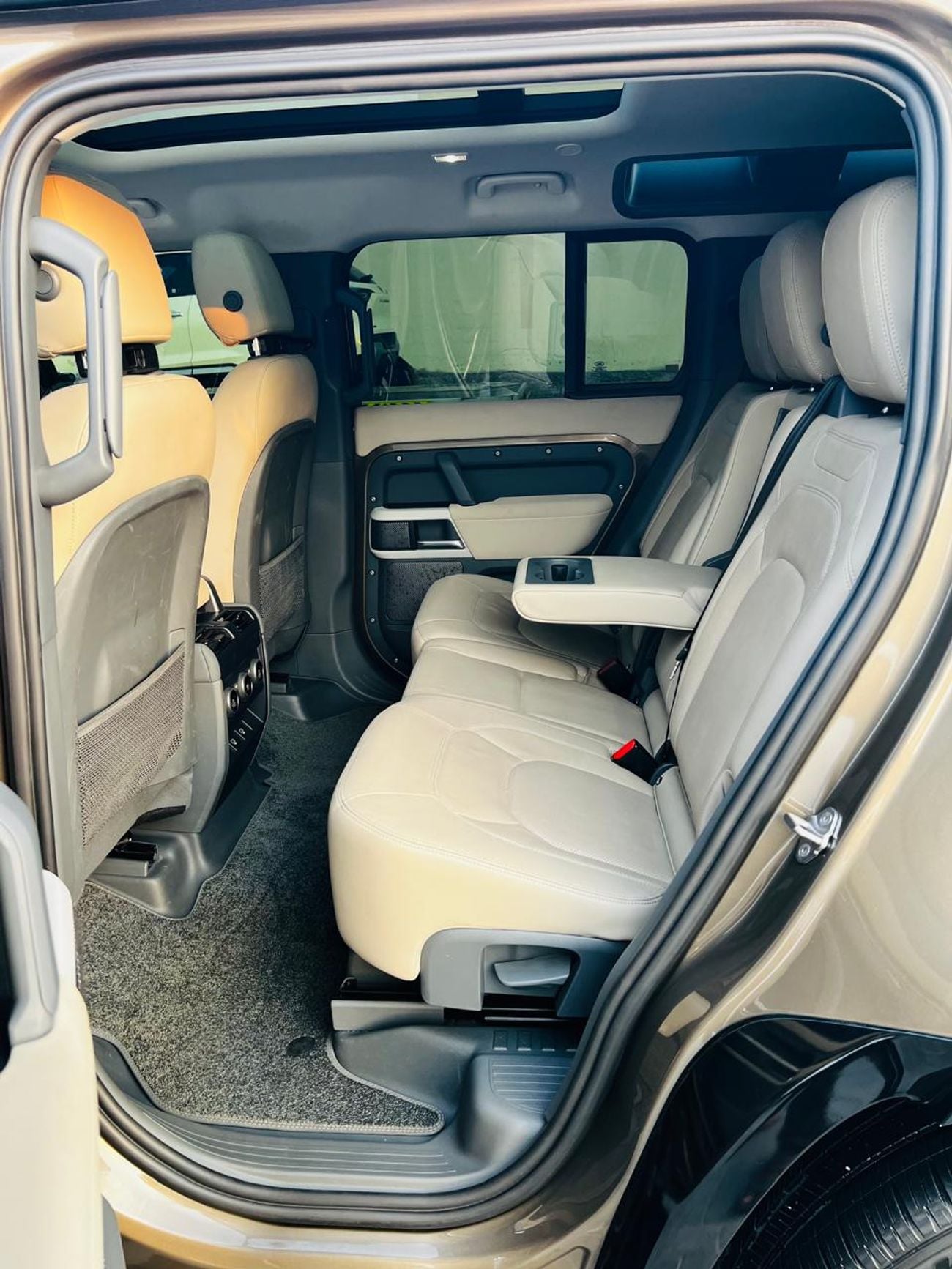 لاند روفر ديفندر 110 HSE P400