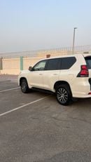 تويوتا برادو VXR محرك بنزين V6 سعة 4.0 لتر، كامل المواصفات، لون أبيض، زر تشغيل، فتحة سقف، ناقل حركة أوتوماتيكي، مقاعد