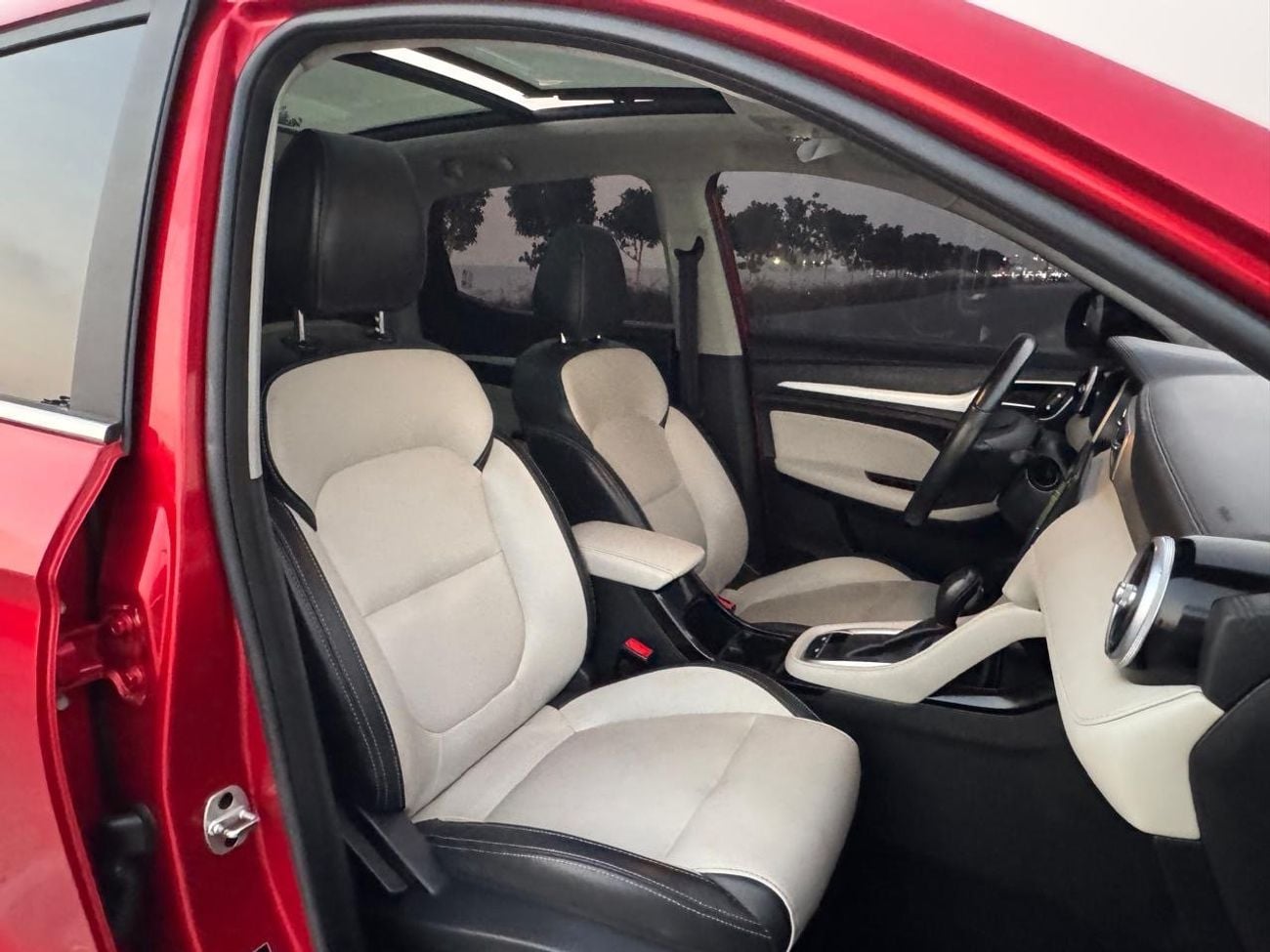 MG ZS LUX