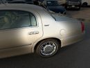 Lincoln Town Car SIGNATURE Accept a special price for a top-of-the-line model in excellent condition.