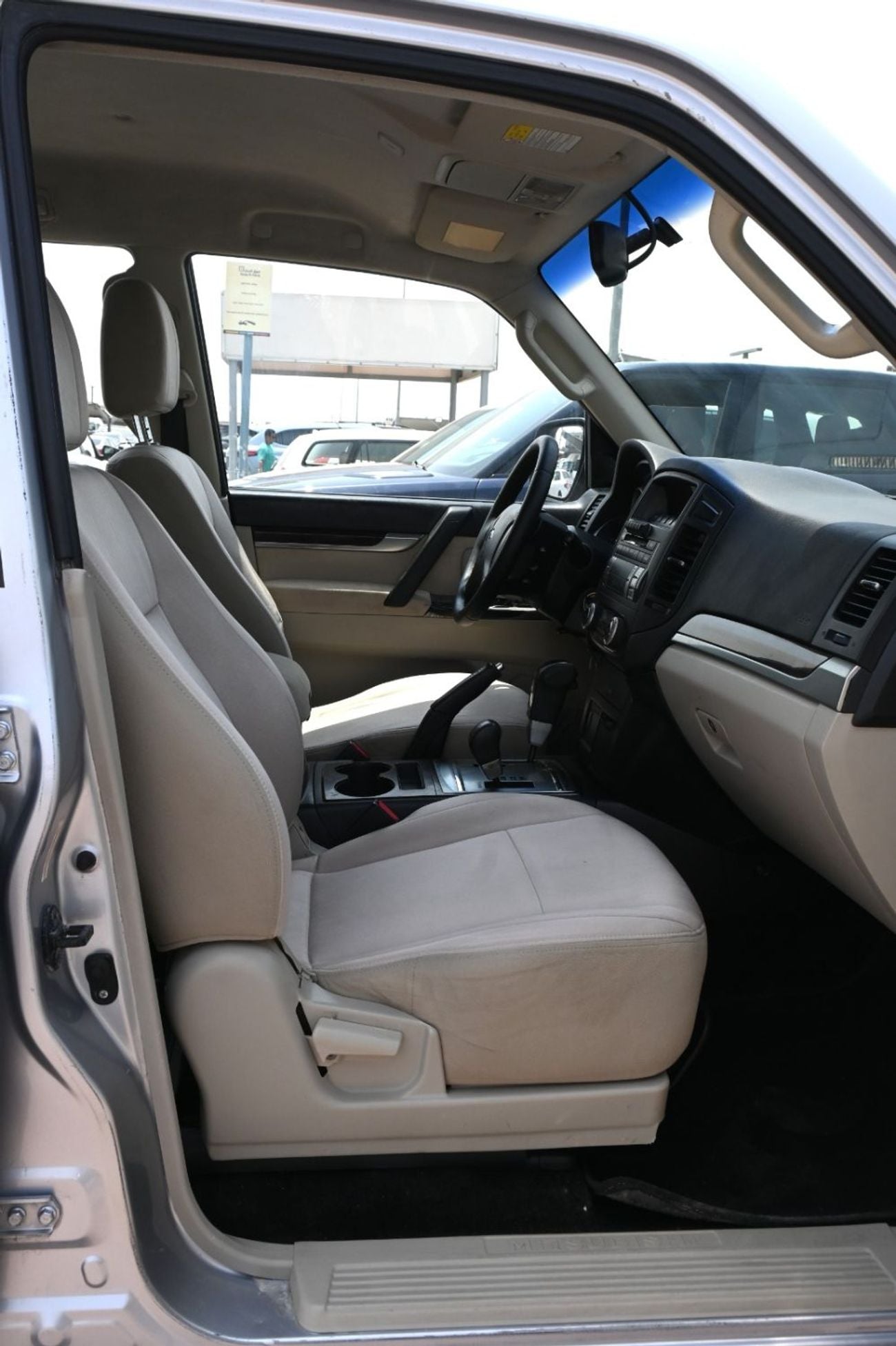 ميتسوبيشي باجيرو GLS MIDDLINE 5 -DOOR -3.5 - نظام الدفع الرباعى - SUV بترول - أوتوماتك - 3.5-6 V