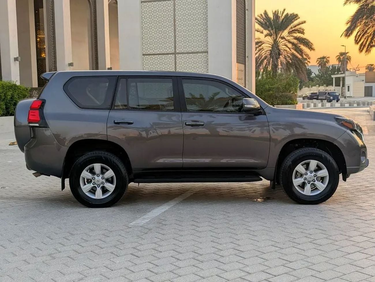 تويوتا برادو 60TH مواصفات خليجية، موديل 60، محرك V6 سعة 4.0 لتر، بحالة ممتازة