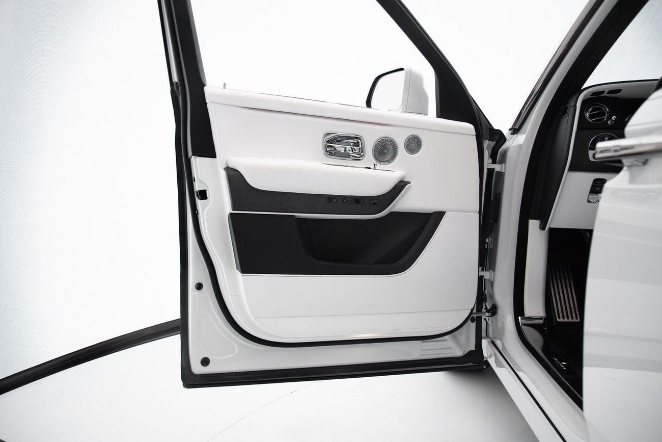 Rolls Royce Cullinan STD (6.8L · 12 Cyl · Automatic · Petrol · SUV/Crossover · All Wheel Drive · 5 Seats · 5 Door)