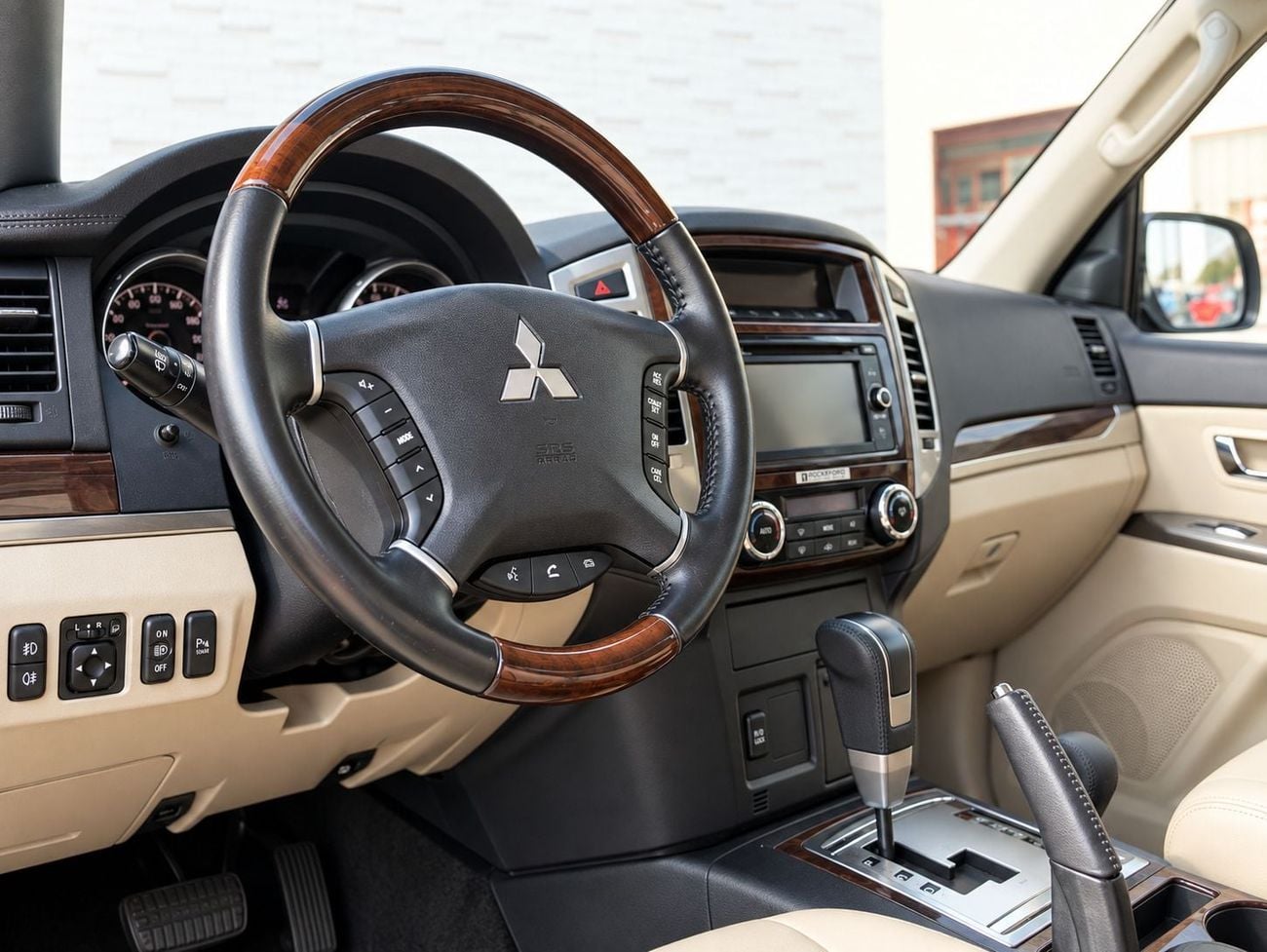 Mitsubishi Pajero GLS H/L ROCKFORD
