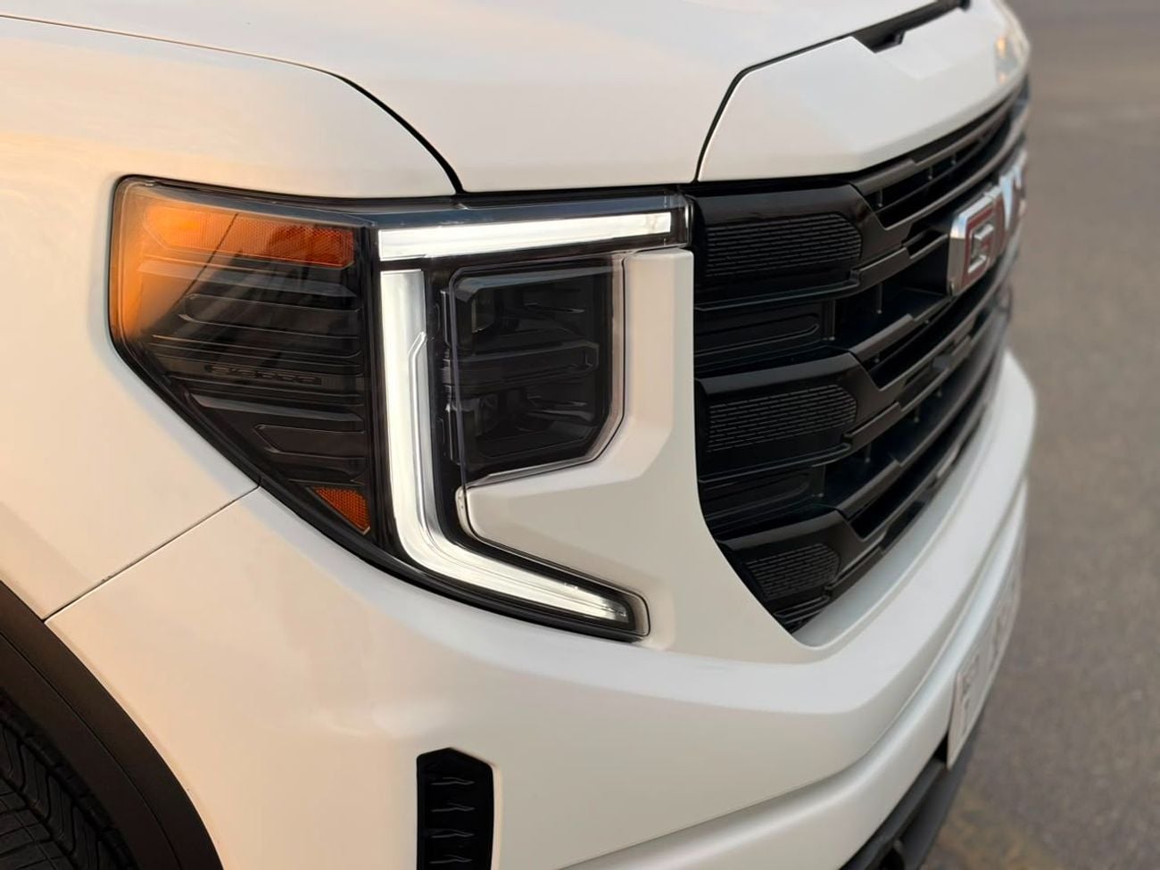 جي أم سي سييرا GMC Sierra 1500 Elevation 2.7l A/T TurboMax 310 Hp White Color 2025 Model 310 Hp