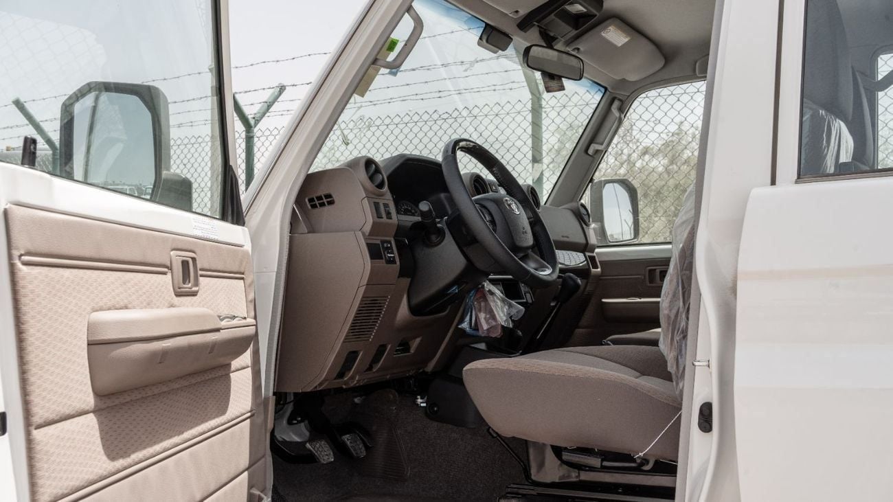 Toyota Land Cruiser 70 LC76 HT VXR Toyota Land Cruiser 4.0L MT Petrol (White-Brown) Basic