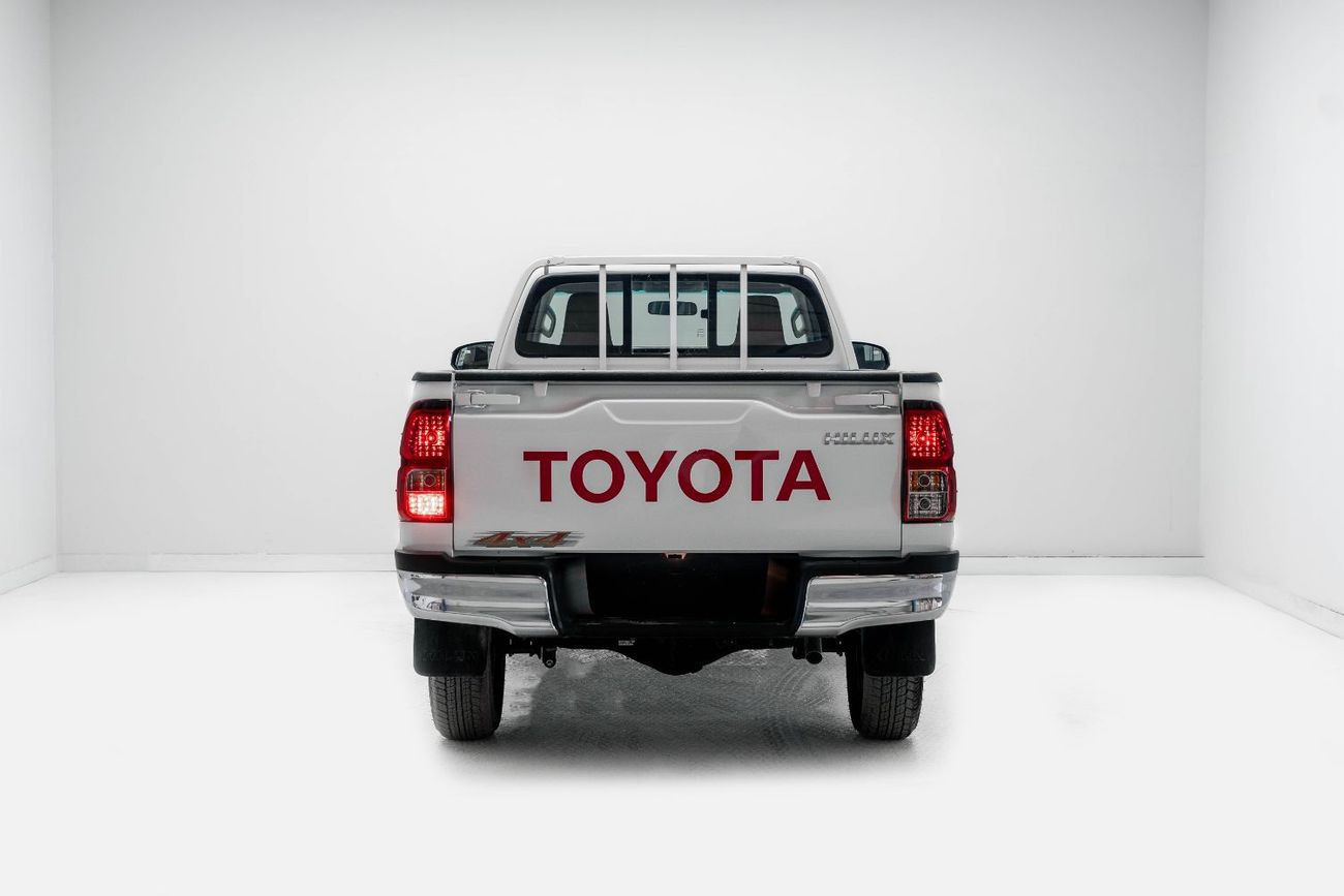 تويوتا هيلوكس 2.7L - Super White Inside Red | Export Only
